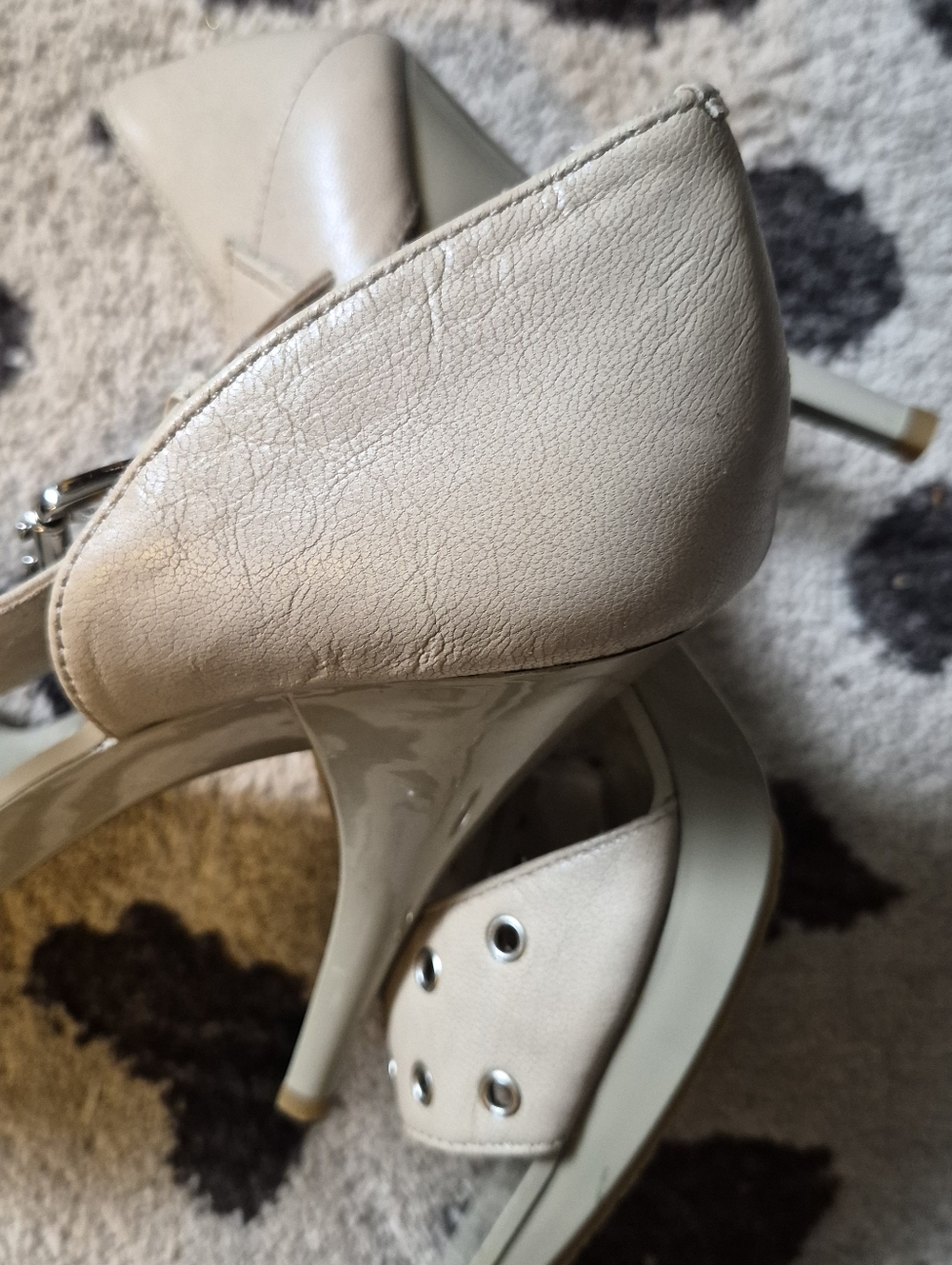 Michael Kors Cream Leather Grommet Crossover Buckle Strap Heeled Sandals NWOT - Picture 5 of 10